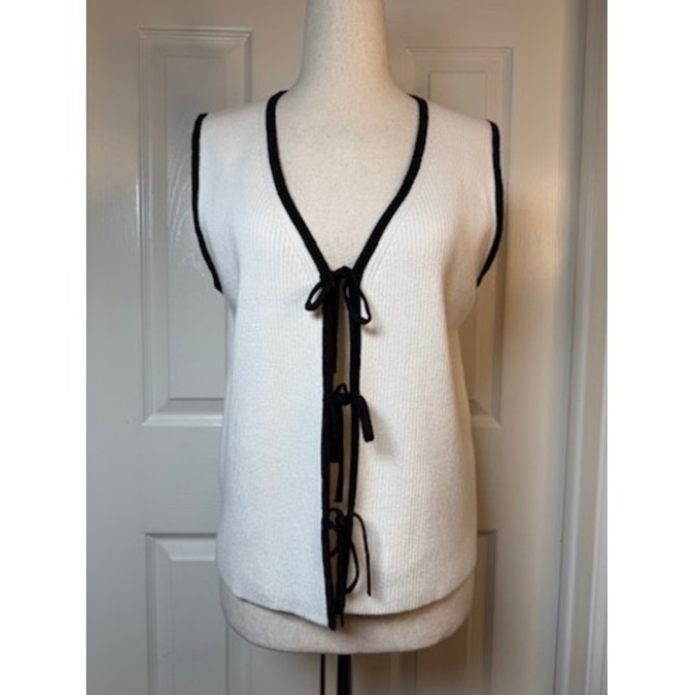 Abercrombie & Fitch White Ribbed Tie Front V-Neck Vest Black Piping Mens M